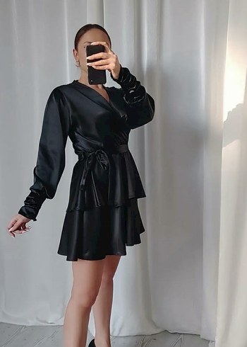Siyah V Yaka Kemerli Mini Elbise