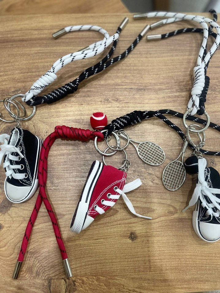 Renkli Rock Punk Spor Ayakkabı Anahtarlıkları - Görsel 2