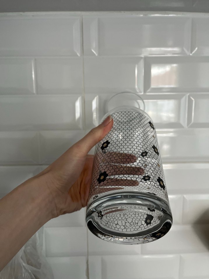 Beyaz ve Gri Desenli Cam Vazo - Görsel 3