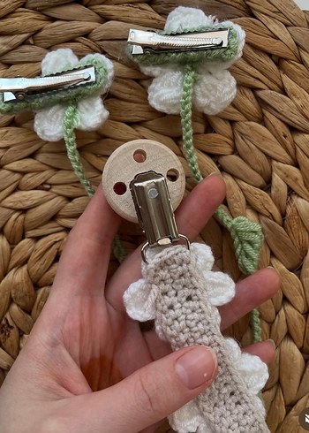 Nakışlı Örgü Çiçekli Bebek Saç Aksesuarlarıve Emzik Bağı - Görsel 2