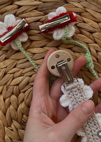 Renkli Nakışlı Örgü Çiçekli Saç Aksesuarları Ve Emzik Bağı - Görsel 2