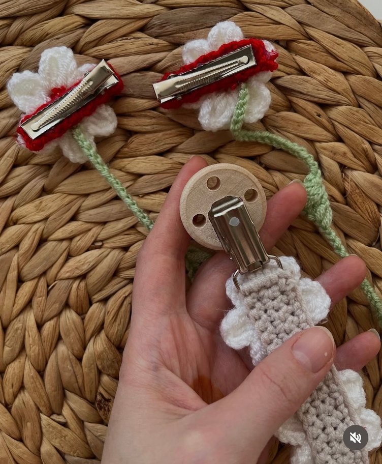 Renkli Nakışlı Örgü Çiçekli Saç Aksesuarları Ve Emzik Bağı - Görsel 2