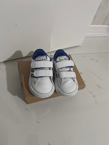 23 Beden Adidas erkek çocuk spor ayakkabı
