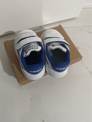 23 Beden beyaz Renk Adidas erkek çocuk spor ayakkabı