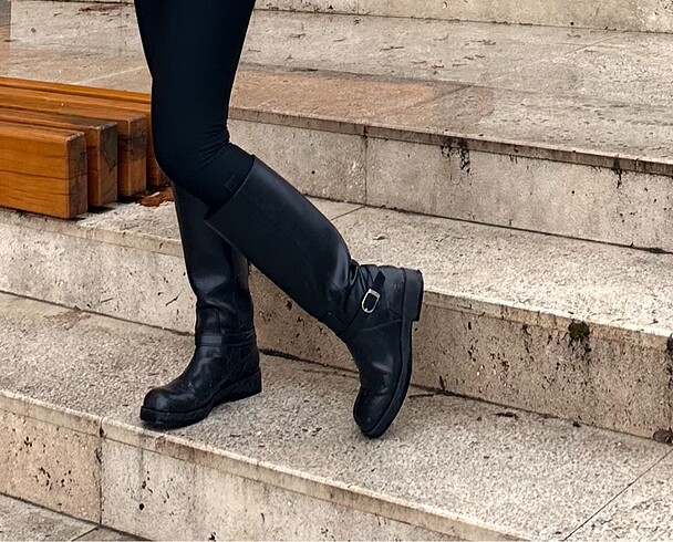 Siyah deri çizmeler