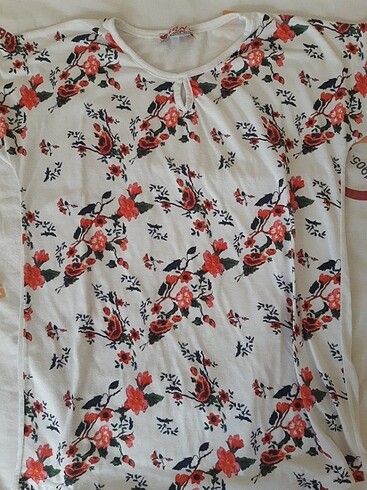 Çiçekli t-shirt
