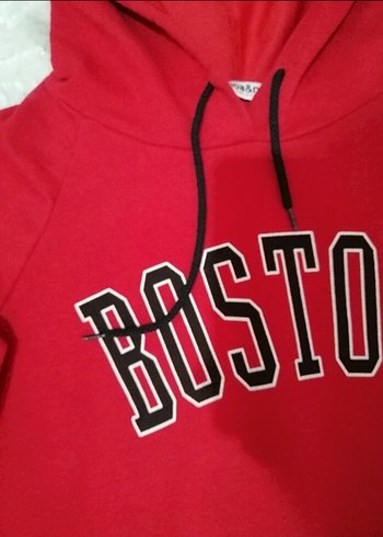 Kırmızı Kapüşonlu Boston Nakışlı Sweatshirt