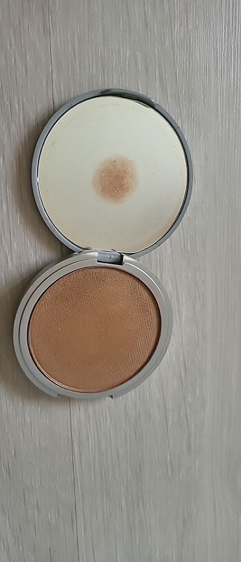 The Balm The Balm Betty Lou Manizer Bronzer
