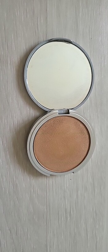 Beden The Balm Betty Lou Manizer Bronzer