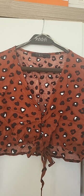BSL FASHION Desenli Göğüs Dekolteli Crop Bluz