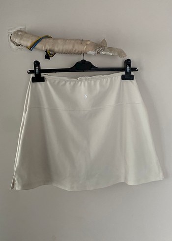 Beyaz Mini Etek, Rahat Kesim, Sokak Stili - Görsel 3