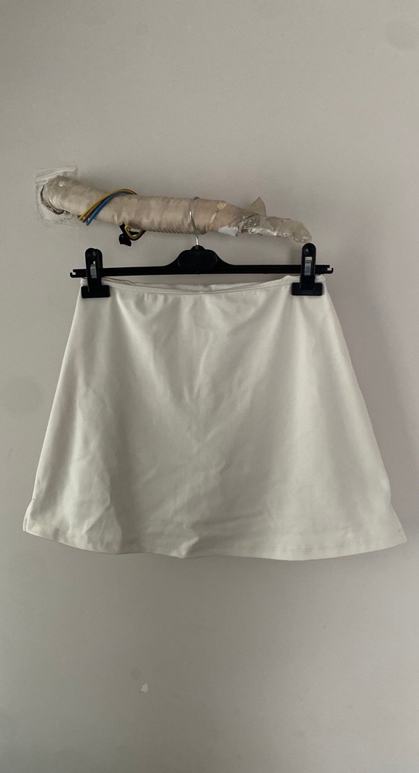 Beyaz Mini Etek, Rahat Kesim, Sokak Stili - Görsel 2