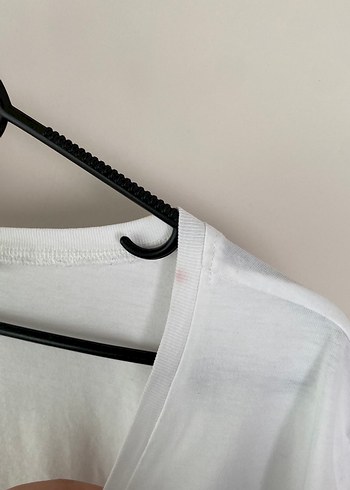 V Yaka Beyaz Kadın Tişört - Görsel 4