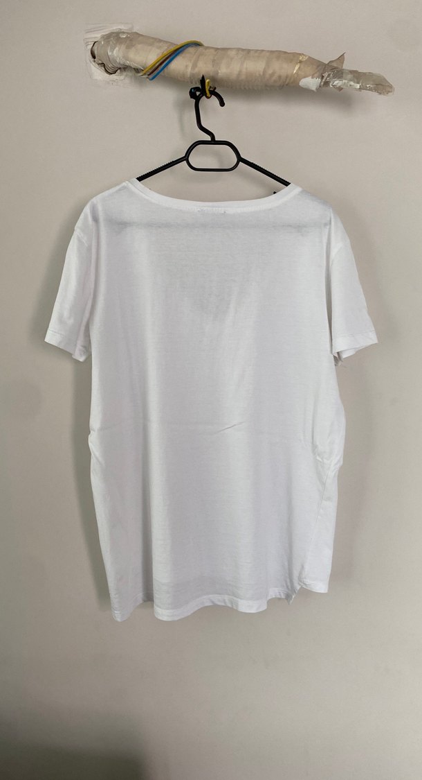 V Yaka Beyaz Kadın Tişört - Görsel 3