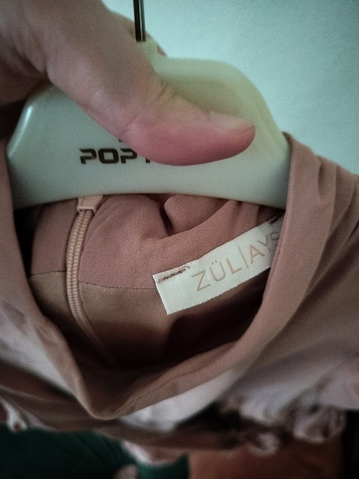 Zülays Dökümlü Fırfırlı tesettür elbise - Görsel 3