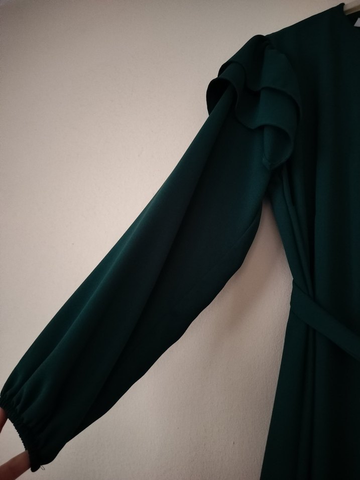 Light Stone  Zümrüt Yeşili Fırfırlı Tesettür Elbise - Görsel 3