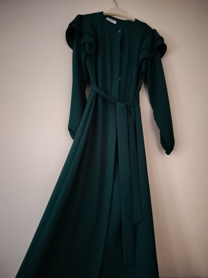 Light Stone  Zümrüt Yeşili Fırfırlı Tesettür Elbise - Görsel 2