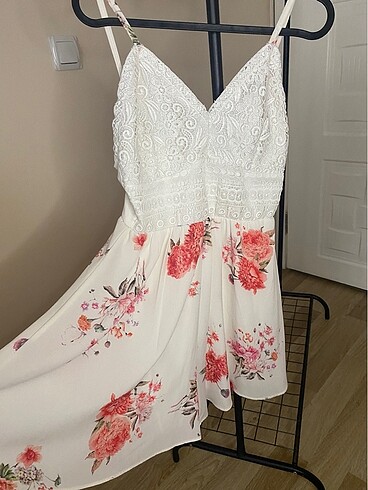 Beyaz çiçek desenli tulum - Görsel 2