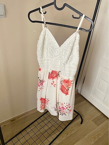 Beyaz çiçek desenli tulum - Görsel 4