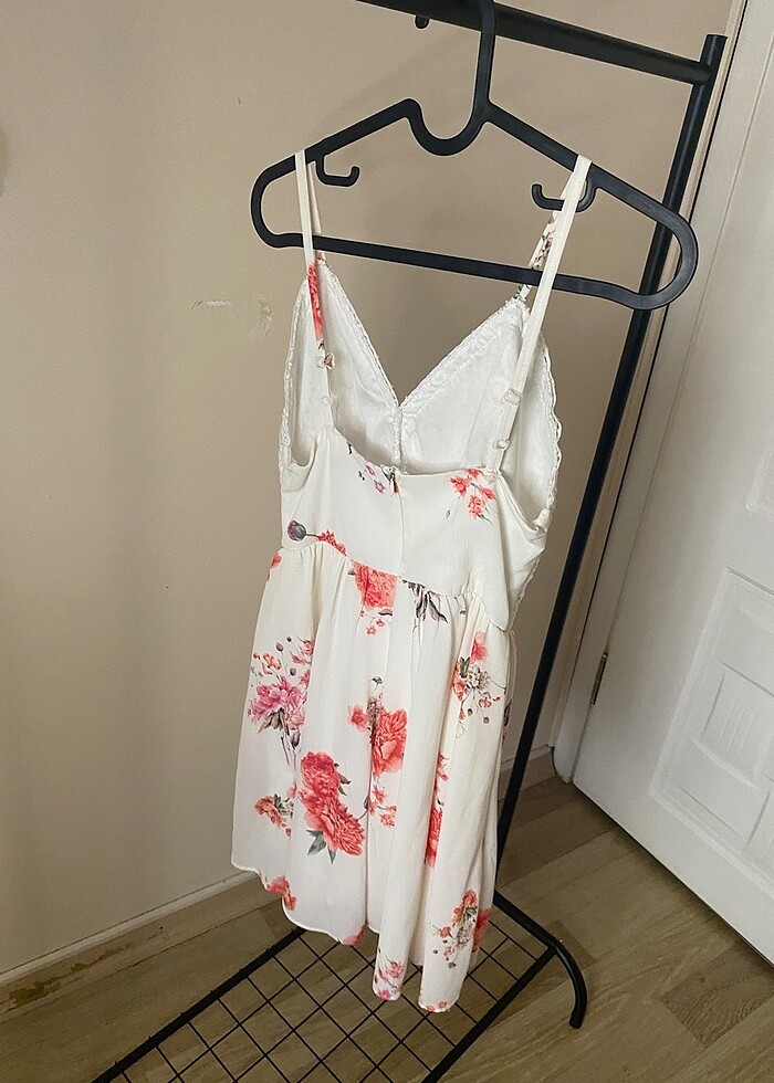 Beyaz çiçek desenli tulum - Görsel 3