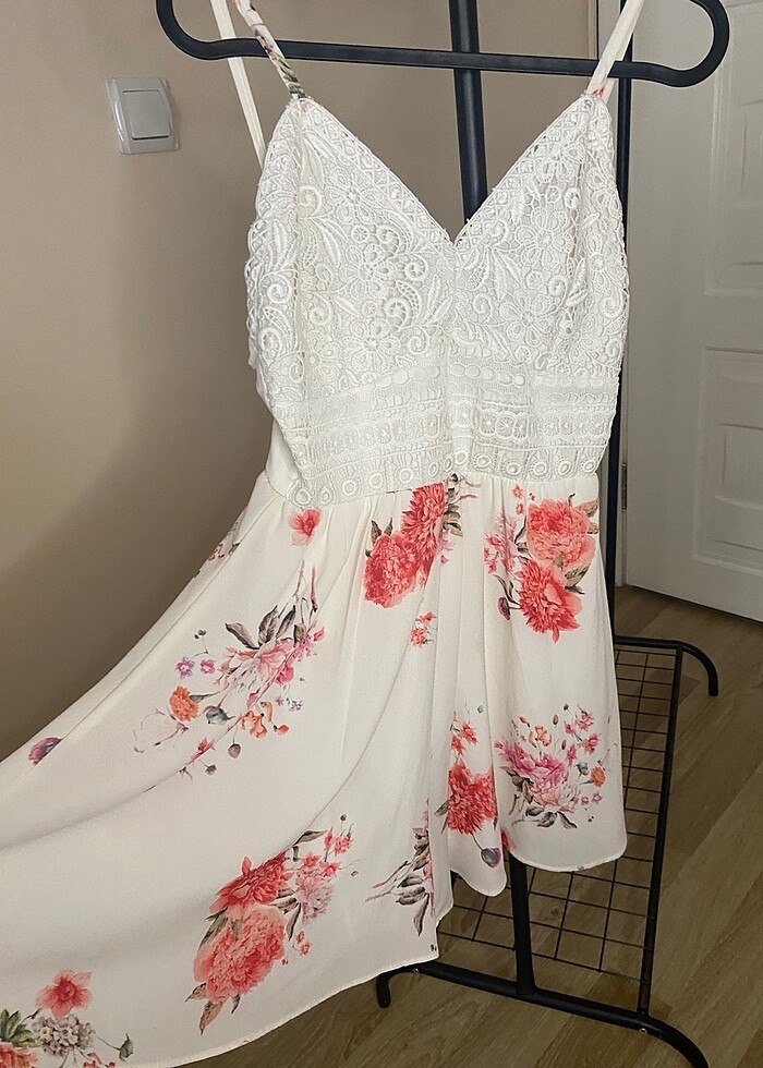 Beyaz çiçek desenli tulum - Görsel 2