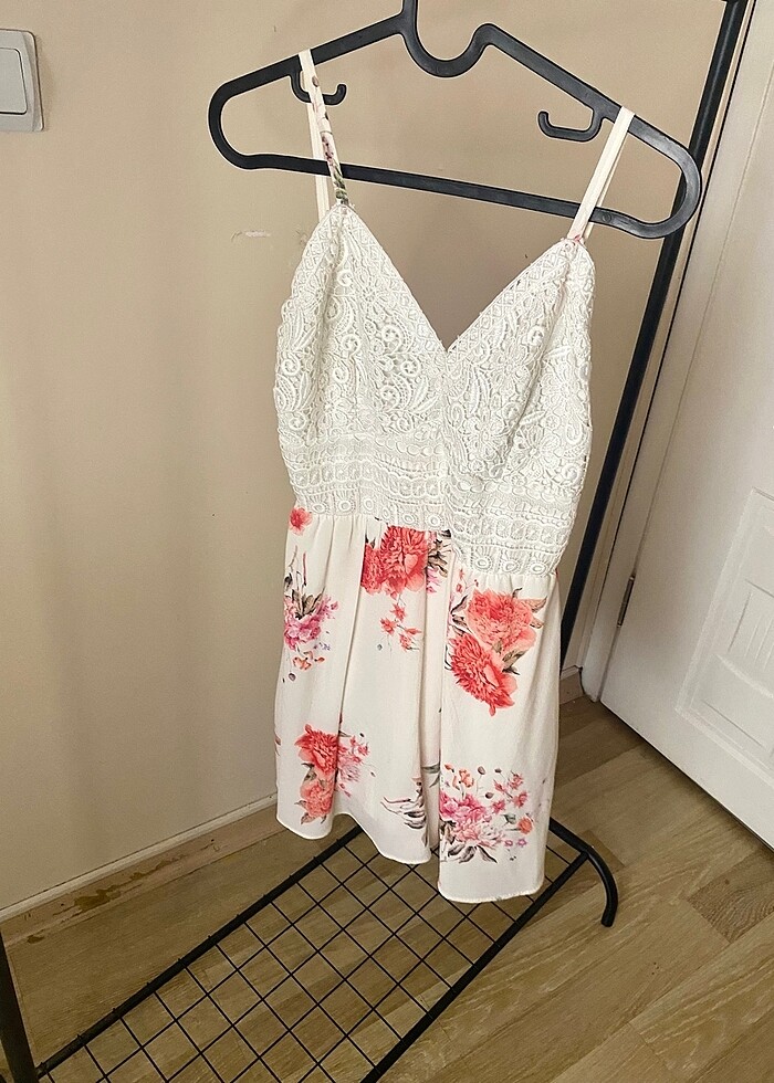 Beyaz çiçek desenli tulum - Görsel 4