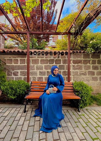 40 Beden Yakası taşlı abiye