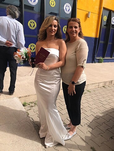 Beyaz saten nikah elbisesi