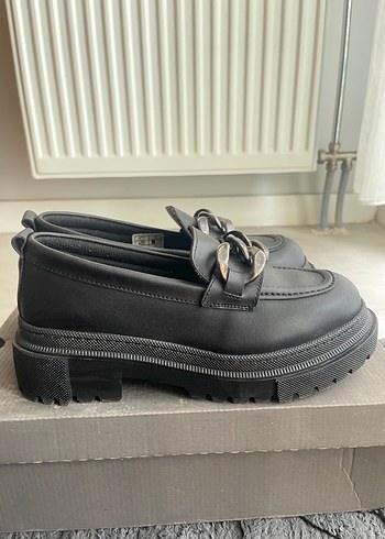 Zincir Detaylı Siyah Platform Topuklu Loafer