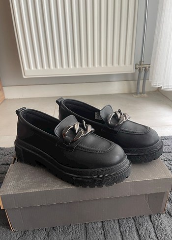 Zincir Detaylı Siyah Platform Topuklu Loafer
