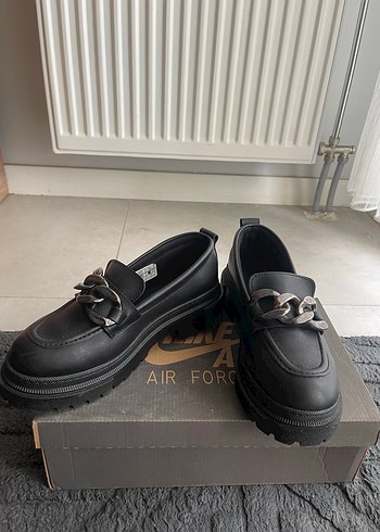 37 Beden Zincir Detaylı Siyah Platform Topuklu Loafer