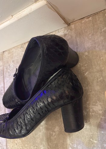 Kemerli Siyah Yılan Desenli Topuklu Kadın Ayakkabı - Görsel 6