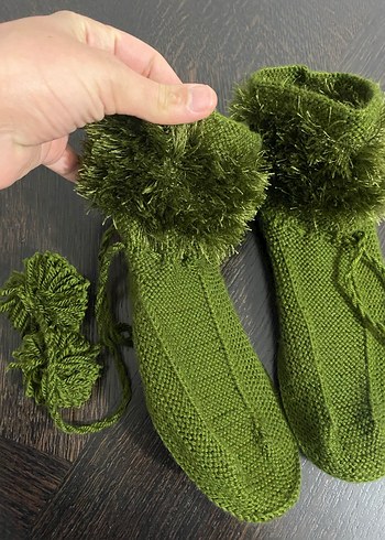 Yeşil Örgü Yapımı Kışlık Patik - Görsel 2