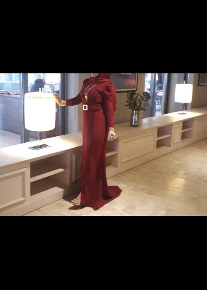 Hafif yırtmaçlı bordo abiye tesettür - Görsel 3