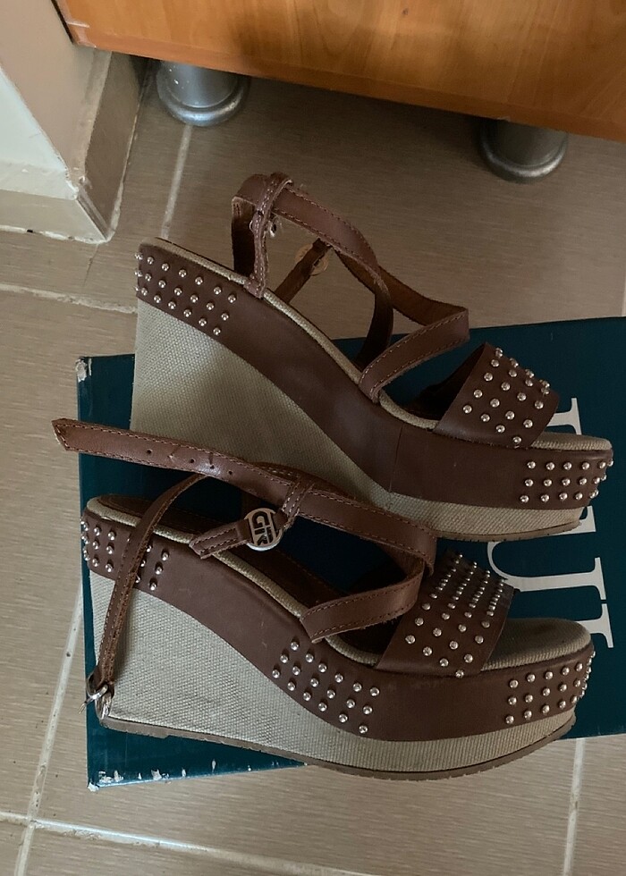 Dolgu topuk sandalet - Görsel 4