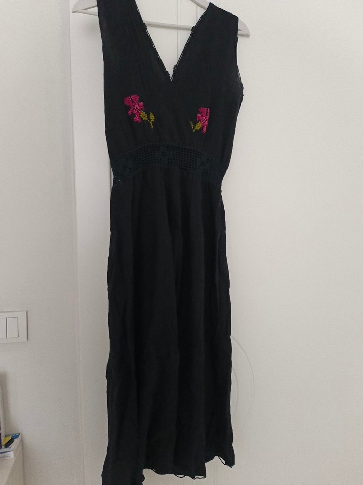 Nakış Detaylı Siyah Uzun Kolsuz Elbise - Görsel 2