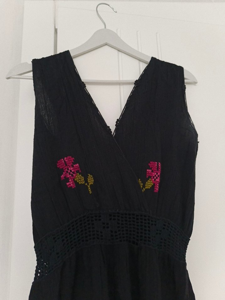 Nakış Detaylı Siyah Uzun Kolsuz Elbise - Görsel 4