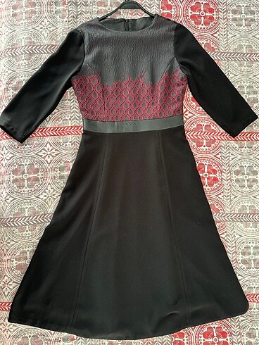 Bordo detaylı siyah elbise