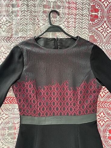 Seçil Bordo detaylı siyah elbise