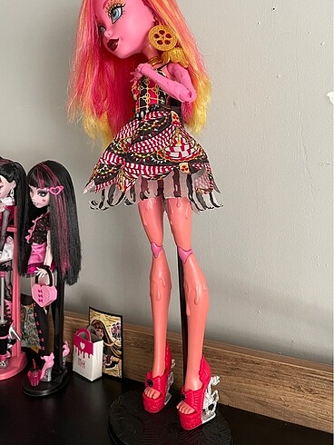 Monster high gooliepe stand