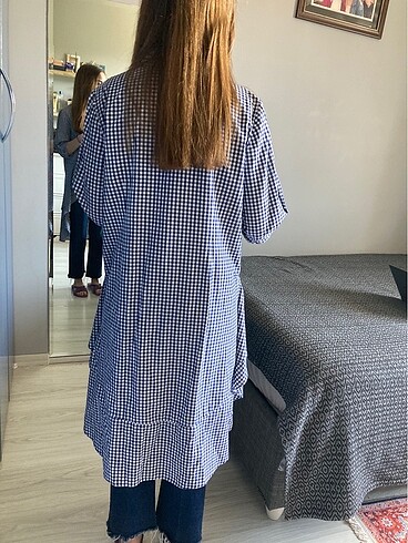 Aslı Filinta Önü kısa fırfır detaylı arkadı uzun kareli gömlek
