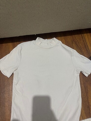 önden bağlamalı beyaz tshirt