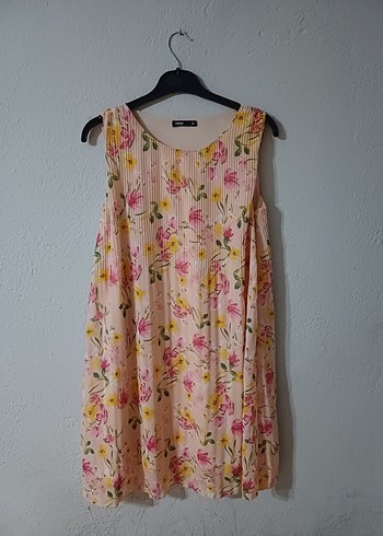 Pembe Çiçekli Piliseli Kolsuz Mini Elbise