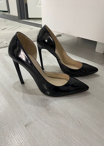 Siyah Parlak Stiletto Topuklu Kadın Ayakkabı