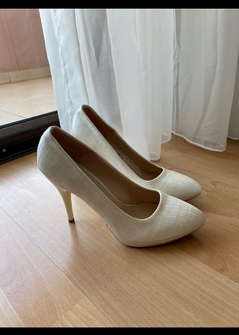 Beyaz İpek Görünümlü İnce Topuklu Kadın Ayakkabı - Görsel 3