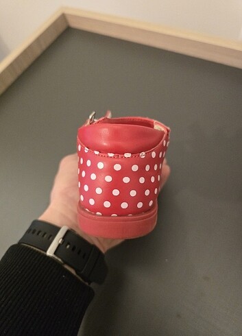 KIRMIZI PUANTİYELİ AYAKKABI - Görsel 3