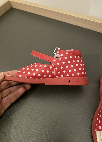 KIRMIZI PUANTİYELİ AYAKKABI - Görsel 4