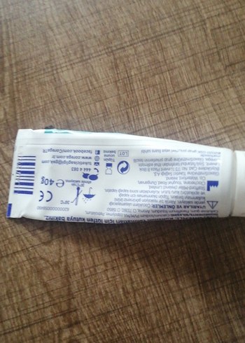 Beden Renk Corega Naneli Diş yapıştırıcı yarısı duruyor