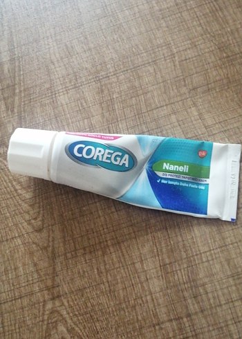 Beden Corega Naneli Diş yapıştırıcı yarısı duruyor