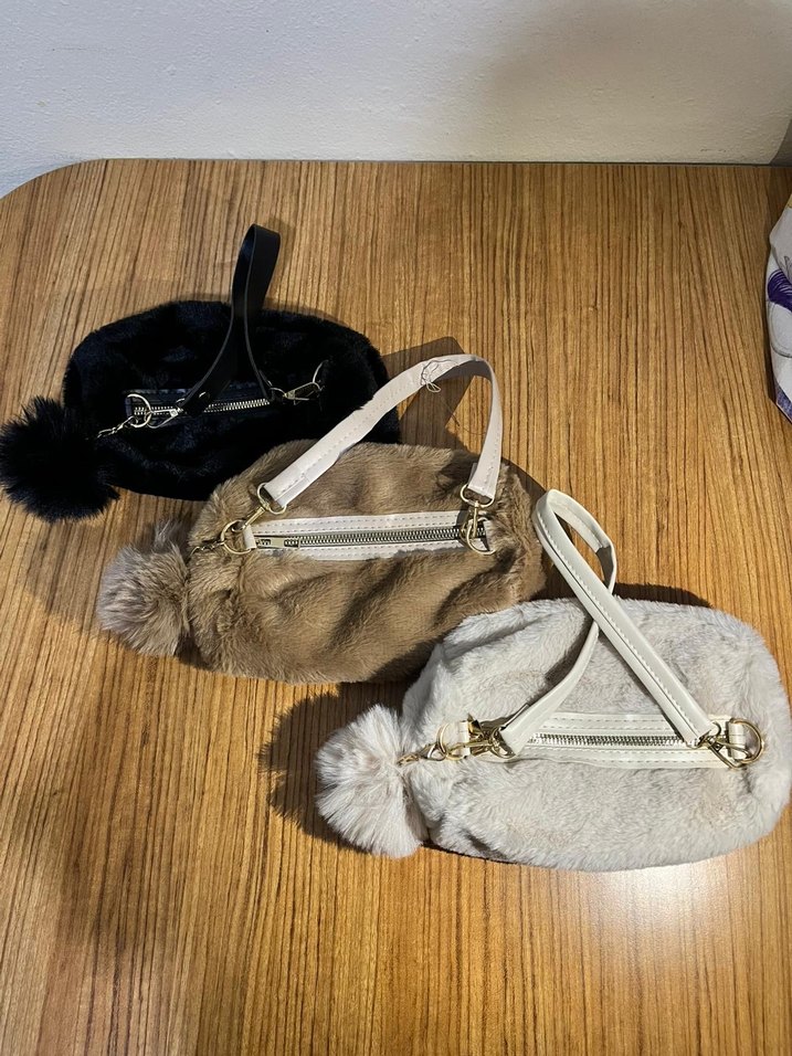 Siyah Peluş Ponponlu Kadın Çanta - Görsel 3